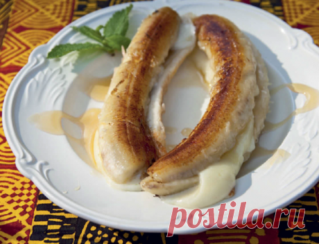 Скажите «Сы-ы-ыр». 5 вкусных блюд из сыра | Жареные бананы с сыром
Самый простой завтрак с бананами придумали эквадорцы.

Бананы — 4 шт.
Моцарелла или сулугуни
Масло растительное
Жареные бананы с сыром

1. Очищенный зрелый банан разрежьте вдоль.

2. Между половинками уложите слой белого сыра — моцареллы или сулугуни. Чтобы «бутерброд» не развалился, скрепите его деревянными шпажками, а потом обжаривайте на растительном масле до тех пор, пока на бананах не появится золотист...
