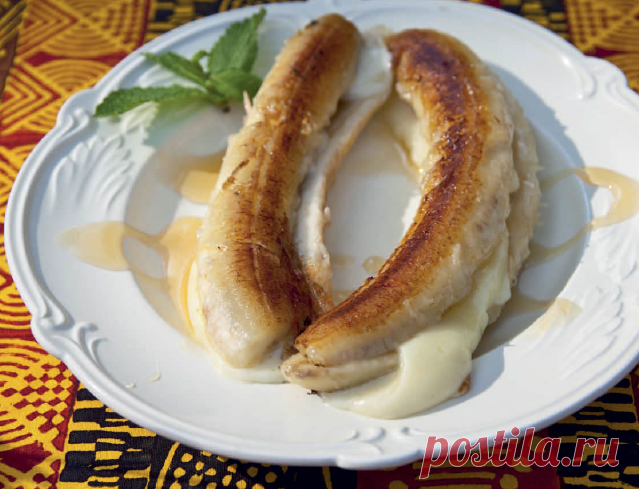 Скажите «Сы-ы-ыр». 5 вкусных блюд из сыра | Жареные бананы с сыром
Самый простой завтрак с бананами придумали эквадорцы.

Бананы — 4 шт.
Моцарелла или сулугуни
Масло растительное
Жареные бананы с сыром

1. Очищенный зрелый банан разрежьте вдоль.

2. Между половинками уложите слой белого сыра — моцареллы или сулугуни. Чтобы «бутерброд» не развалился, скрепите его деревянными шпажками, а потом обжаривайте на растительном масле до тех пор, пока на бананах не появится золотист...