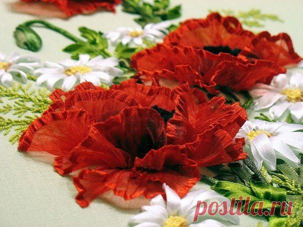 Маки и ромашки вышитые лентами.