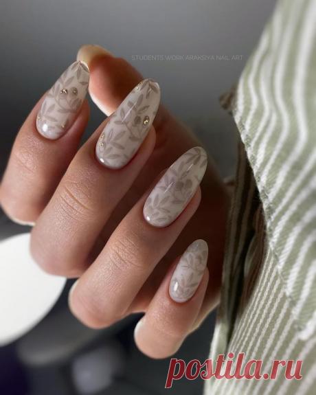 Овальный маникюр зимы 2022: трендовые идеи на любой вкус