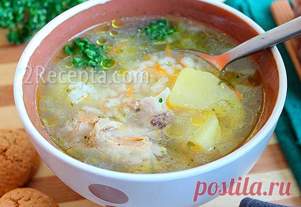 Куриный суп с рисом Сытный домашний суп на ароматном курином бульоне. Очень простой в приготовлении. По желанию, в куриный суп с рисом можно добавить свежие овощи (помидор, сладкий перец, сельдерей). Количество ингредиентов расписано на 3-х литровую кастрюлю.