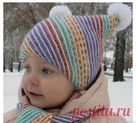 Детская шапочка спицами. Описание | Вязание спицами аксессуаров Размер: на возраст 2 года. *Обхват головы: 46 см.Для вязания потребуется:пряжа Opal Solids,100 г на 425 м, молочного цвета – 100 г;пряжа Opal Regenvald 6-Ply, 150 г на 420 м – 60 г;спицы №2,5.Плотность: на платочной глади сп. №2,5 26 п. на 15 р. равны 10 см на 10 см.Основной узорПлаточная...