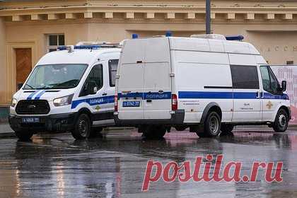 Россиянин сдал свои люксовые автомобили в аренду и чуть не потерял их. В Москве мужчина сдал в аренду свои люксовые автомобили — кроссовер Bentley Bentayga и спорткар Ferrari 488 spider. При этом договор он заключил исключительно на словах и передал арендатору все документы и ключи от машин. Стороны договорились, что каждая машина в день будет стоить от 10 до 15 тысяч рублей.