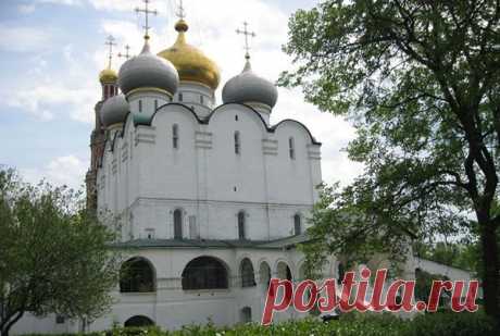 Смоленский собор (1524-1525гг.) - древнейшая каменная постройка Новодевичьего монастыря, представляет собой шестистолпный храм на высокой подклети, с трех сторон окруженный широкой галереей, на которой первоначально располагались четыре придельных церкви. Из них до нашего времени сохранились две: в честь святых апостолов Прохора и Никанора, чья память совпадает с празднованием Смоленской иконе, и святой мученицы Софии.