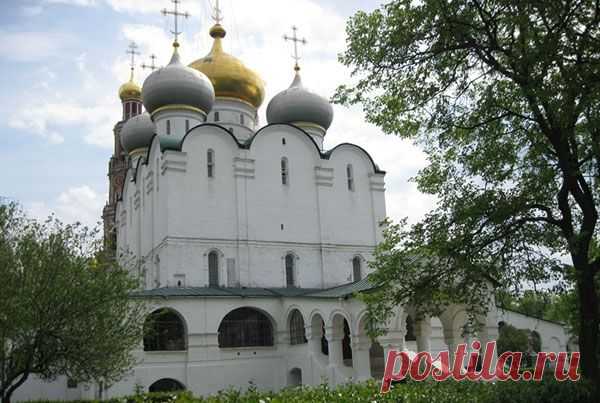 Смоленский собор (1524-1525гг.) - древнейшая каменная постройка Новодевичьего монастыря, представляет собой шестистолпный храм на высокой подклети, с трех сторон окруженный широкой галереей, на которой первоначально располагались четыре придельных церкви. Из них до нашего времени сохранились две: в честь святых апостолов Прохора и Никанора, чья память совпадает с празднованием Смоленской иконе, и святой мученицы Софии.