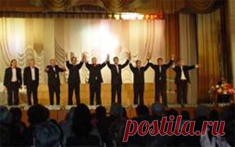 «Магнитка». Музыка Александры Пахмутовой. Стихи Николая Добронравова. Исполняют мужской вокальный ансамбль «Металлург» под руководством Александра Никитина и государственный русский народный ансамбль «Россия» под руководством Виктора Гридина. 1993.