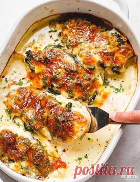 Куриные грудки со шпинатом и крем-чизом
Ингредиенты:
Крупные куриные грудки без кожи и костей, разрезать вдоль — 2 шт.
Крем - чиз — 225 г
Шпинат — 2 стак.
Оливковое масло — 1 ст. л.
Моцарелла, измельчить — 110 г
Для маринада:
Чеснок, измельчить — 3 зубчика
Оливковое масло — 1 ст. л.
Перец чили (хлопья) — 0,5 ч. л.
Смесь итальянских трав — 0,5 ч. л.
Приготовление:
1. Разогрейте духовку до 200 °C.
2. Смешайте оливковое масло, чеснок, смесь итальянских трав и хлопья кра...