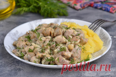 Курица с грибами в сметане на сковороде.

Готовим потрясающе ароматную и вкусную курицу с шампиньонами в сметане на сковороде. Для большего аромата дополняем измельченными укропом, чесноком и молотым кориандром. Все продукты отлично сочетаются между собой, в итоге получается сочное и очень нежное по вкусу блюдо.
