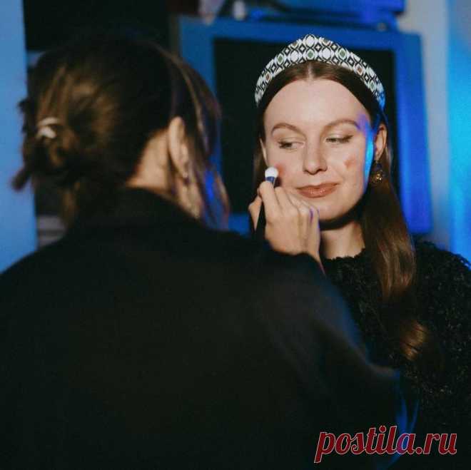 В Москве стартовал новый бар «Люди в синем» который за короткое время получил признание экспертов и вошёл в тройку лучших по настойкам и коктейлям в городе торжественное открытие на Большой Лубянке задержало уместный русский дух с живой музыкой и танцами а гости отмечали тепло и энергию вечера.