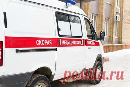 Умирающего россиянина с катетером в руке нашли в километре от больницы. В Приморье умирающего мужчину с катетером в руке нашли в километре от больницы, где он лечился от пневмонии. Впоследствии он скончался в машине скорой помощи. Как стало известно, россиянина госпитализировали с двусторонним воспалением легких и лейкозом. 24 декабря он написал отказ лечения и покинул больницу.