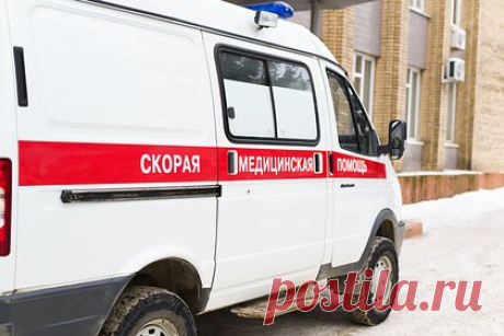 Умирающего россиянина с катетером в руке нашли в километре от больницы. В Приморье умирающего мужчину с катетером в руке нашли в километре от больницы, где он лечился от пневмонии. Впоследствии он скончался в машине скорой помощи. Как стало известно, россиянина госпитализировали с двусторонним воспалением легких и лейкозом. 24 декабря он написал отказ лечения и покинул больницу.