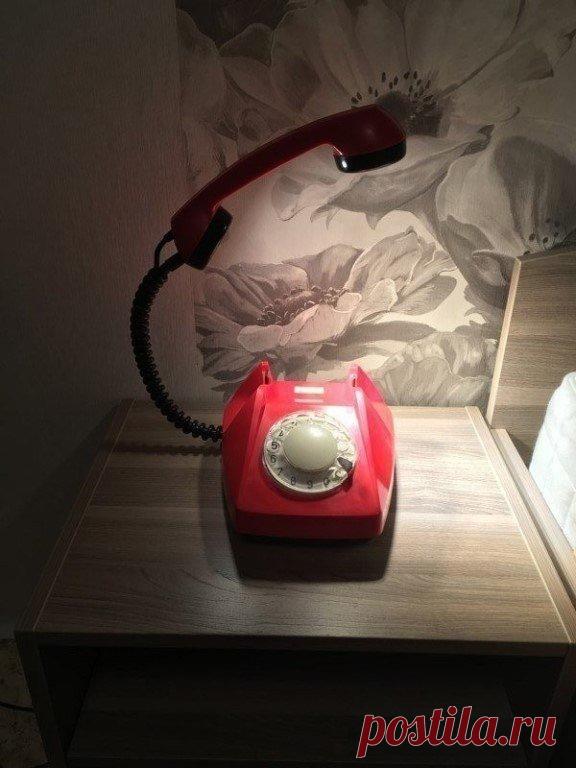 ​Ночник из старого телефона Ночник из старого телефонаНочник из старого телефона это неожиданное, смелое и креативное решение для вашей спальни.