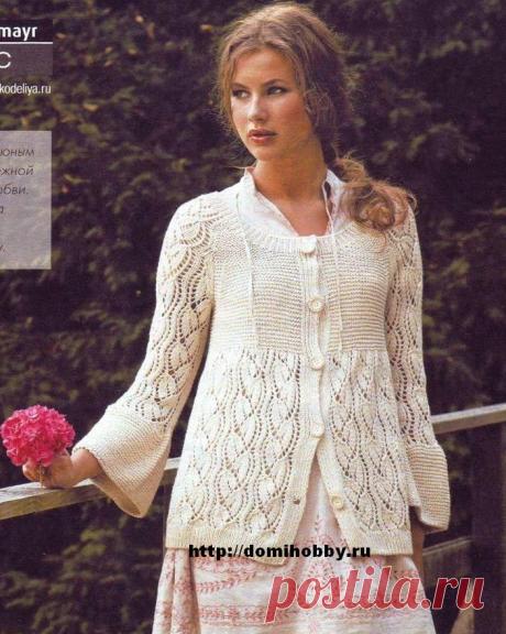 Нарядный белый жакет спицами с красивым ажурным узором.
