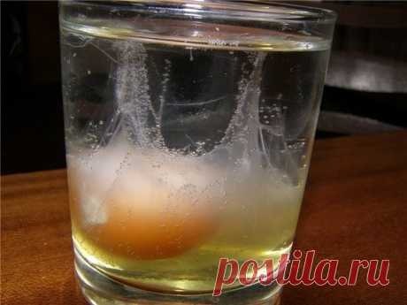 Снятие негатива с человека и лечения несложных болезней сырым яйцом.
Перед сном: В стакан, наполовину наполненный водой , вбить сырое яйцо ( не размешивать).
Над стаканом произнести: «все худое, все плохое пусть вытекает в этот стакан», поставить у изголовья на ночь.
Утром смотрим на яйцо в стакане. Желток — это жизнь человека, а белок — это среда, окружающая его: могут быть пузырьки, нити, которые тянутся вверх, туман, колпак, либо вообще яйцо «взбито до пены.»