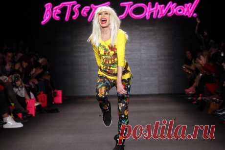 Betsey Johnson — история создания бренда История популярного бренда Betsey Johnson, основанного дизайнером женской одежды Бетси Джонсон на волне победоносного шествия сексуальной революции и всеобщего раскрепощения