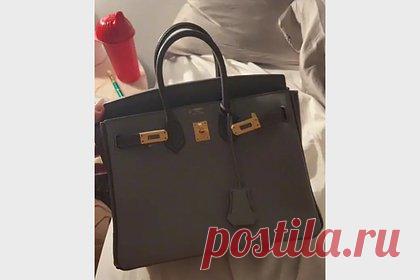 Джулия Фокс показала спасшую ей жизнь сумку за миллионы рублей. Американская актриса и модель Джулия Фокс показала сумку Hermes Birkin, которая спасла ей жизнь во время нападения неизвестного. Бывшая возлюбленная рэпера Канье Уэста показала сумку с царапинами. По словам телезвезды, дефекты появились на изделии после того, как незнакомый мужчина попытался задеть ее мачете.