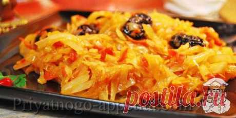 Капуста тушеная с картошкой - отличное постное блюдо, которое можно предложить в виде гарнира. Для тех, кто не ест мясо по каким-либо причинам – это будет полноценное блюдо! Получается что-то похожее на рагу, только с неполным набором продуктов. Это традиционное русское блюдо, которое отличается отличными вкусовыми качествами и большим количеством полезных элементов.