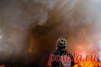 Сожжение «Черной горы» в Никола-Ленивце покажут онлайн. Вечером в субботу, 16 марта, на Масленицу в арт-парке «Никола-Ленивец» Калужской области пройдет сожжение арт-объекта «Черная гора» — символа перехода от зимы к весне. Огненный перформанс покажут онлайн. Таким образом, все, кто не успел купить билеты на мероприятие, смогут тоже насладиться зрелищем.