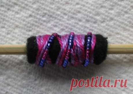 Playtime: Rolled Felted Beads – tutorial I started making these rolled felt beads a few weeks ago and thought you might enjoy making some for your projects. Here is what you will need to get started. pieces of wool felt bamboo skewer or k…