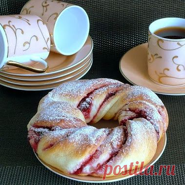 Клюквенные веночки Ингредиенты Тесто: Мука — 500 г Дрожжи свежие — 25 г…