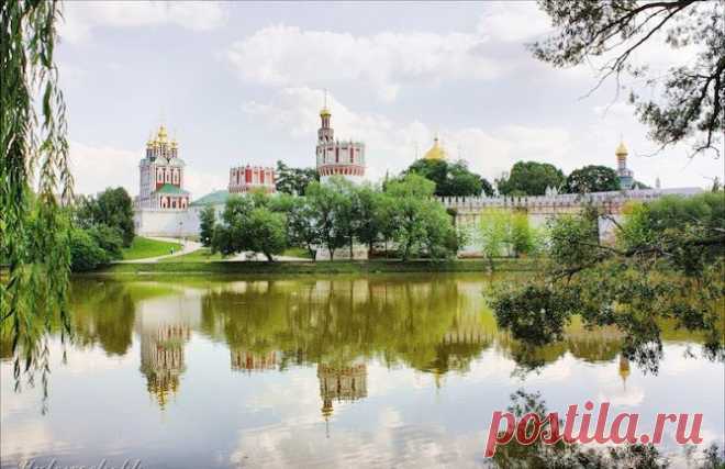 На берегу живописного озера