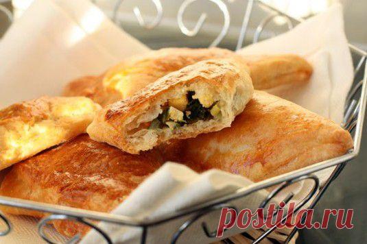 Слоёные пирожки с яйцом и зелёным луком.