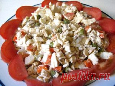 Куриный салат с помидорами и огурцами.
Время приготовления: 25 минут
Количество порций: 4
Ингредиенты:
Куриное мясо – 250 гр.
Сыр полутвердых сортов – 100 гр.
Помидоры – 2 шт.
Соленый огурец – 1 шт.
Яйца куриные – 2 шт.
Каперсы – 1 столовая ложка
Консервированные грибы – 20 гр.
Майонез по вкусу
Соль, перец чёрный молотый по вкусу