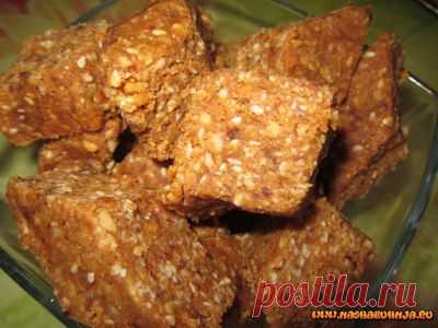 Арахисовая халва с кунжутом и финиками