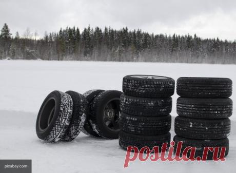 "Знак "Шипы" не нужен": автоэксперт раскритиковал "зимний" штраф Теперь российские автомобилисты обязаны устанавливать на машинах знак "Шипы", когда ездят на зимней резине.  Иначе им грозит штраф в 500 рублей. Автоэксперт Юрий Антипов раскритиковал такое новшество и заявил, что сейчас в таком знаке вообще нет нужды.