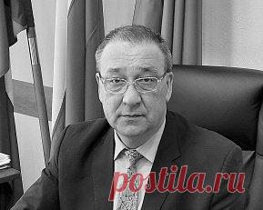 Глава российского поселка умер во время совещания. Глава рабочего поселка Ванино в Хабаровском крае Андрей Семенов скончался во время совещания. «Глава поселка был на совещании вчера, на совете депутатов, стало плохо, упал и умер. Может быть, тромб оборвался, если мгновенная смерть. Не знаем пока», — заявил собеседник агентства.