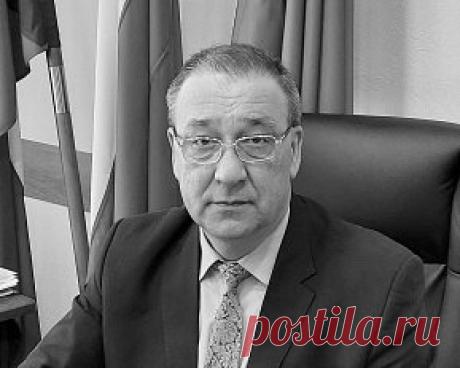 Глава российского поселка умер во время совещания. Глава рабочего поселка Ванино в Хабаровском крае Андрей Семенов скончался во время совещания. «Глава поселка был на совещании вчера, на совете депутатов, стало плохо, упал и умер. Может быть, тромб оборвался, если мгновенная смерть. Не знаем пока», — заявил собеседник агентства.