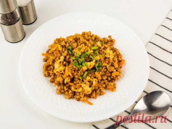 ​Гречка с фаршем Гречка с добавками, например, с луком и фаршем — сытное и полезное блюдо. Польза гречки неоднократно доказана. Эта культура особенно богата клетчаткой, витаминами группы В и Р. Если вы хотите, чтобы гречка получилась рассыпчатой, предварительно обжарьте ее на сковороде без...