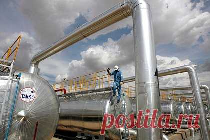 Экспортеры не захотели продавать нефть Индии за рупии. Стремление Индии использовать национальную валюту для оплаты закупаемой страной нефти пока не нашло сторонников на фоне сложностей с репатриацией средств и высоких издержек, связанных с конвертацией валют, пишет Economic Times со ссылкой на сообщение министерства нефти страны.