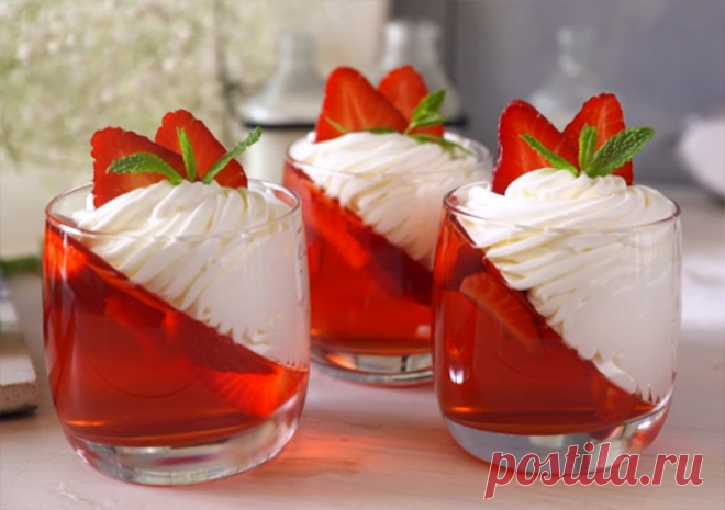 Клубничное желе с пышным кремом