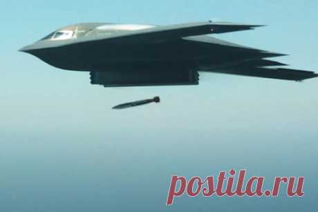 С бомбардировщика B-2 впервые успешно запустили «достающую до Сибири» ракету. Американский стратегический бомбардировщик B-2 Spirit впервые выпустил ракету AGM-158B JASSM-ER. Об этом со ссылкой на компанию Northrop Grumman сообщает издание The Drive. Испытания, проводимые в рамках усилий по модернизации самолета, состоялись в декабре 2021 года, однако об этом стало известно только сейчас.
