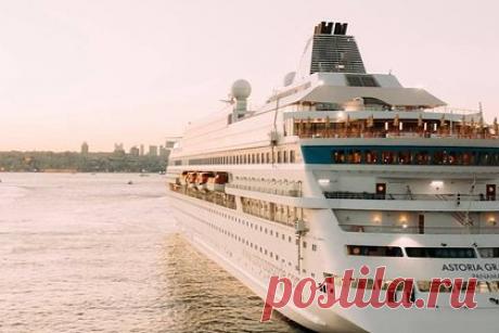 Активисты в Грузии вновь вышли на протест против круизного лайнера с россиянами. Активисты в Грузии вновь вышли на протест против прибытия круизного лайнера Astoria Grande с россиянами на борту. Акция началась в гавани Батуми в полночь по местному времени, в ней приняли участие гражданские активисты и члены грузинской оппозиции. Также в месте, где проводится демонстрация, находятся полицейские.