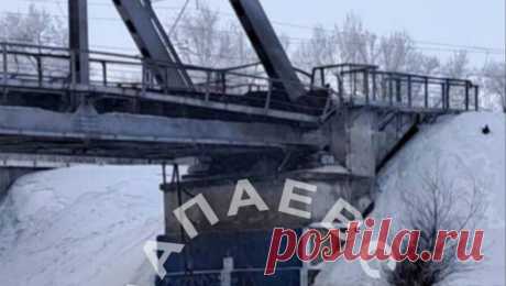 РЖД рассказали о работе поездов после инцидента на ж/д мосту в Самарской области. Из-за подрыва опоры железнодорожного моста через реку Чапаевка в Самарской области движение поездов на перегоне Звезда - Чапаевск приостановлено. Об этом сообщили в пресс-службе РЖД. По данным компании, в инциденте никто не пострадал. ...