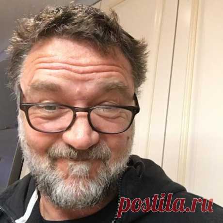 Рассел Кроу похож на бездомного: фанаты обвинили актера в неопрятности