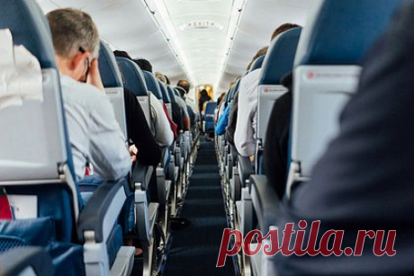 Участник СВО устроил пьяный дебош на борту самолета. Участник спецоперации устроил пьяный дебош в самолете. Россиянин летел в родной город на побывку. На борту военный, пребывая в состоянии алкогольного опьянения, стал оскорблять бортпроводников, используя ненормативную лексику. Стюарды вызвали полицию. Не снимать солдата с рейса призвали другие пассажиры.