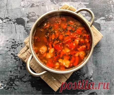 ​Суп харчо с копченой курицей Ингредиенты:Копченая курица &mdash; 250 гРис &mdash; 50 г&nbsp;Лук репчатый &mdash; 1 шт.
Помидоры &mdash; 4 шт.
Томатная паста &mdash; 3 ст. л.&nbsp;Соль &mdash; 1 ч. л.
Специи&nbsp;для супа харчо &mdash; 0,5 ч. л.Приготовление:1. Копченую курицу выложите в кастрюлю, залейте чистой...