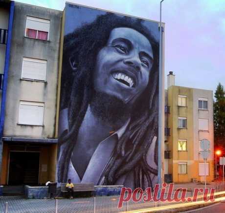 Портрет Боба Марли на стене дома в Португалии