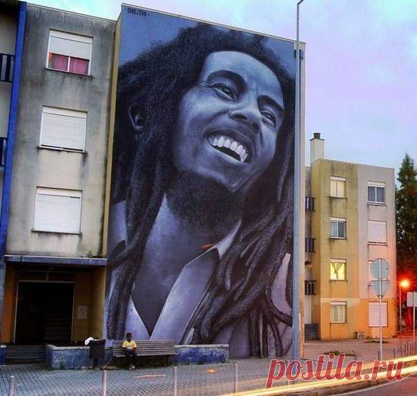 Портрет Боба Марли на стене дома в Португалии