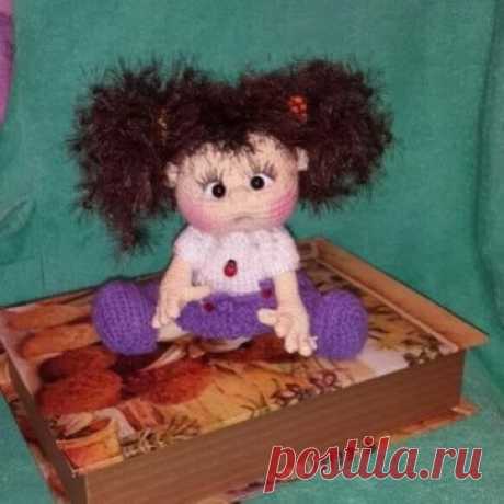 -Пупсики. Крючком--. Вяжутся  пупсики очень легко и быстро, рост 20- 22 см
 
 
Этапы работы:
-Голова-тело
-Ручки
-Ножки
-Оформление
 
Необходимые материалы:
-Пряжа для тела Ярнарт джинс 21 или любая другая на ваше усмотрение!
-Пряжа для одежды, у меня Alize Baby Wool.
-Крючок 1,2 для пальчиков и 2 для всего остального.
-Глазки, волосики на ваше усмотрение!
- спицы 2, для вязания одежды.
 
Условные обозначения:
пр - прибавка
сб - столбик без накида
уб - две петли вместе, убавка
!!!Голова+ Тело