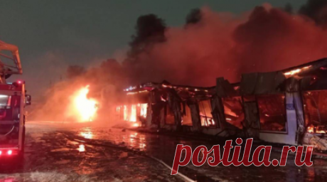 В Татарстане горит авторынок — видео. В Набережных Челнах загорелся автомобильный рынок «Гараж-500». На данный момент площадь пожара составляет 2,5 тыс. кв. м. В тушении задействованы 16 единиц техники и 56 человек. По данным МЧС России, информации о пострадавших нет. Причины и обстоятельства пожара устанавливаются. Читать далее