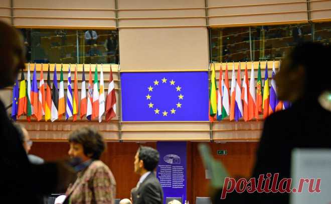 Послы ЕС согласовали 18-й пакет санкций против России. В рамках 18-го пакета санкций против России вводятся ограничения в отношении газопроводов «Северный поток», также будет снижен потолок цен на российскую нефть. По словам Каллас, это будет «один из самых жестких» пакетов санкций