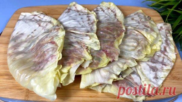 | Этот рецепт чебуреков с капустой нашла случайно (получилось так вкусно, что он стал одним из моих любимых рецептов)
СПОСОБ ПРИГОТОВЛЕНИЯ:
Вилок капусты кладем в обыкновенный полиэтиленовый пакет и убираем в микроволновку на 10 минут, после этого отделяем от вилка капустные листы. В глубокую тарелку выкладываем фарш (у меня свиной), добавляем измельченный репчатый лук, укроп, петрушку, одно сырое яйцо, соль, черный молотый перец, зиру и тщательно вымешиваем фарш. На одну ...