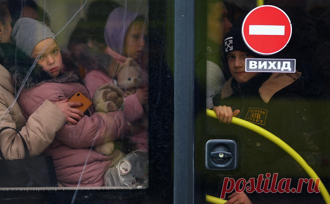 В Эстонии заявили о скором исчерпании средств на беженцев с Украины. На размещение прибывающих с Украины было выделено €1,3 млн и эти средства на исходе, сообщила министр социальных дел Эстонии. Об истощении ресурсов на эти цели ранее сообщили в Чехии, а также в Варшаве и Кракове