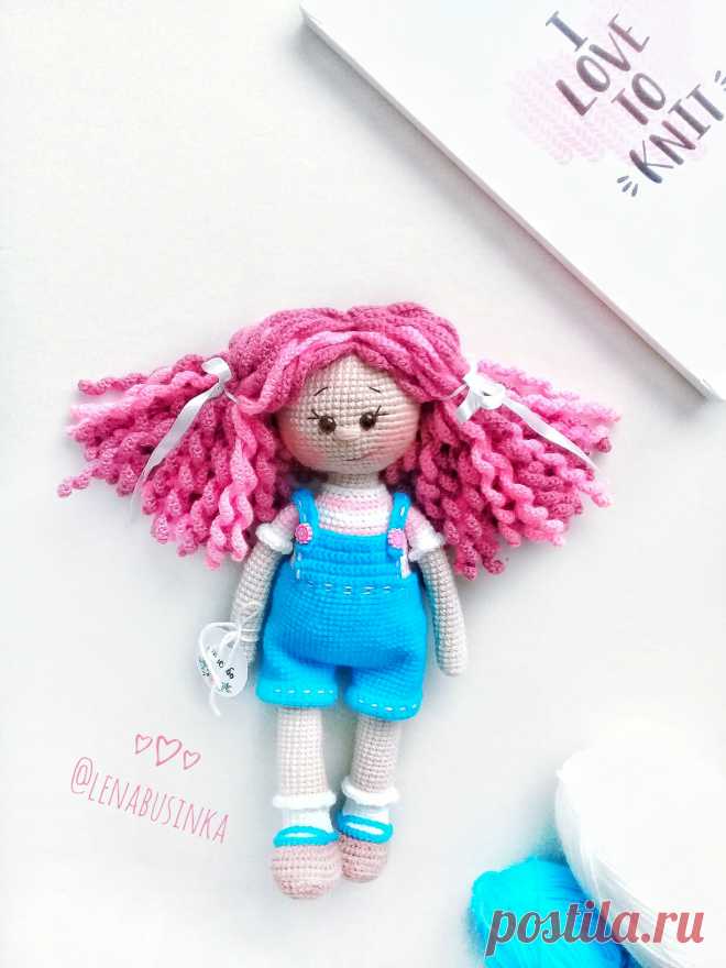 PDF Кудряшка Сью крючком. FREE crochet pattern; Аmigurumi doll patterns. Амигуруми схемы и описания на русском. Вязаные игрушки и поделки своими руками #amimore - большая кукла, куколка в комбинезоне.