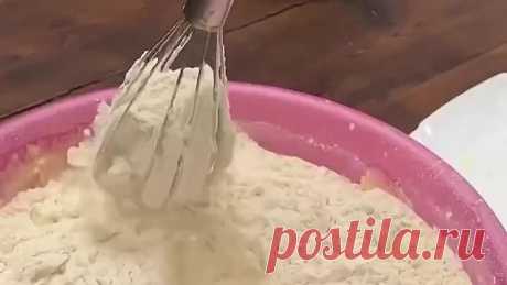 КЕФИР СМЕШАТЬ С СОДОЙ ,ВЛИТЬ СЛИВОЧНОЕ И РАСТИТЕЛЬНОЕ МАСЛО