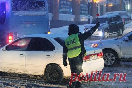 В российском городе столкнулись 15 автомобилей. В Октябрьском районе Новосибирска столкнулись 15 автомобилей, в результате ДТП в российском городе никто не пострадал. В региональном ГИБДД пояснили, что инцидент произошел в районе дома №3, расположенного по Холмскому проезду. К месту аварии были направлены дополнительные наряды Госавтоинспекции.
